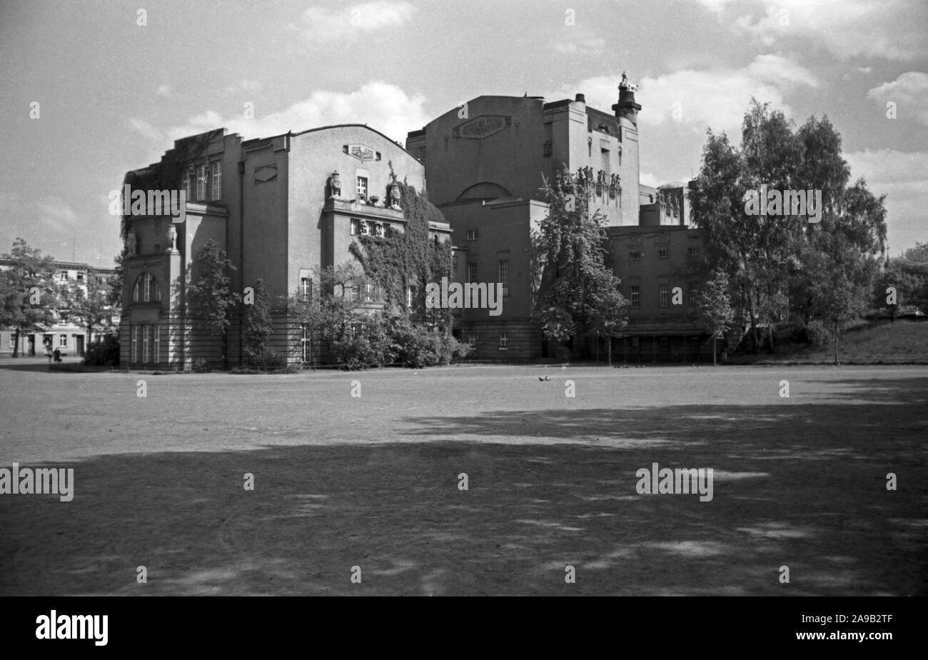 Bei einem Spaziergang durch die Stadt Cottbus, hier im örtlichen Theater, Deutschland 1930. Stockfoto