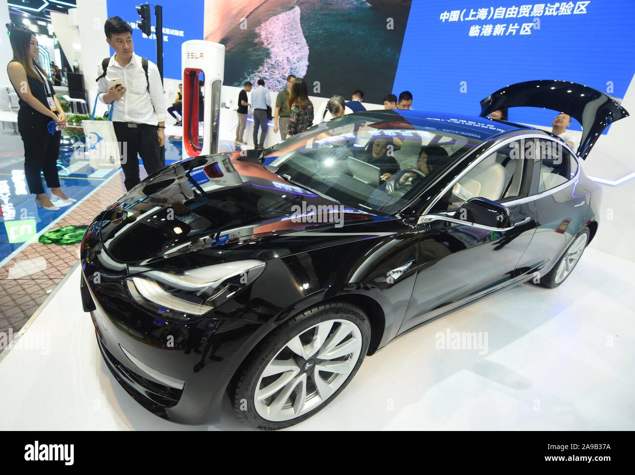 Besucher ausprobieren und ein Tesla Modell 3 Elektroauto auf Anzeigen in der Welt der künstlichen Intelligenz Konferenz 2019 (WAIC 2019) in Shanghai, Ch Stockfoto