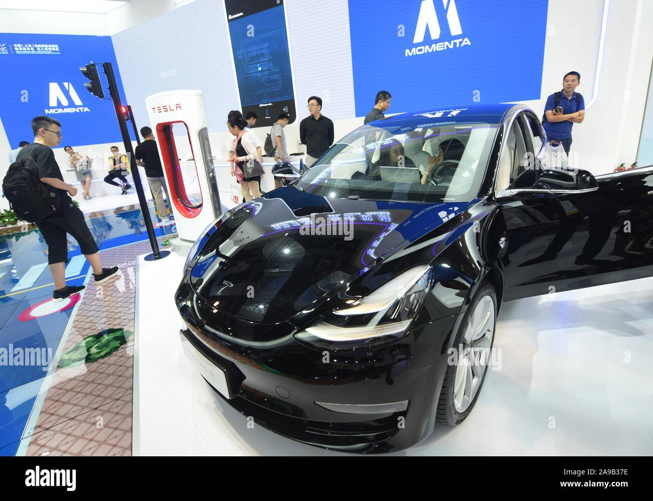 Besucher ausprobieren und ein Tesla Modell 3 Elektroauto auf Anzeigen in der Welt der künstlichen Intelligenz Konferenz 2019 (WAIC 2019) in Shanghai, Ch Stockfoto