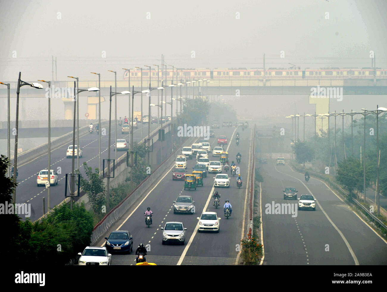 New Delhi. 14 Nov, 2019. Foto am 07.11.14, 2019 in New Delhi in Indien, die von Smog geplagt wird. Alle Schulen in Delhi wird am 14. November und 15. Im Zuge der extremen Luftverschmutzung in der Stadt vorherrschenden, sagte, daß die Umweltverschmutzung (Prevention & Control) Behörde (EPCA) am Mittwoch. Credit: Partha Sarkar/Xinhua/Alamy leben Nachrichten Stockfoto