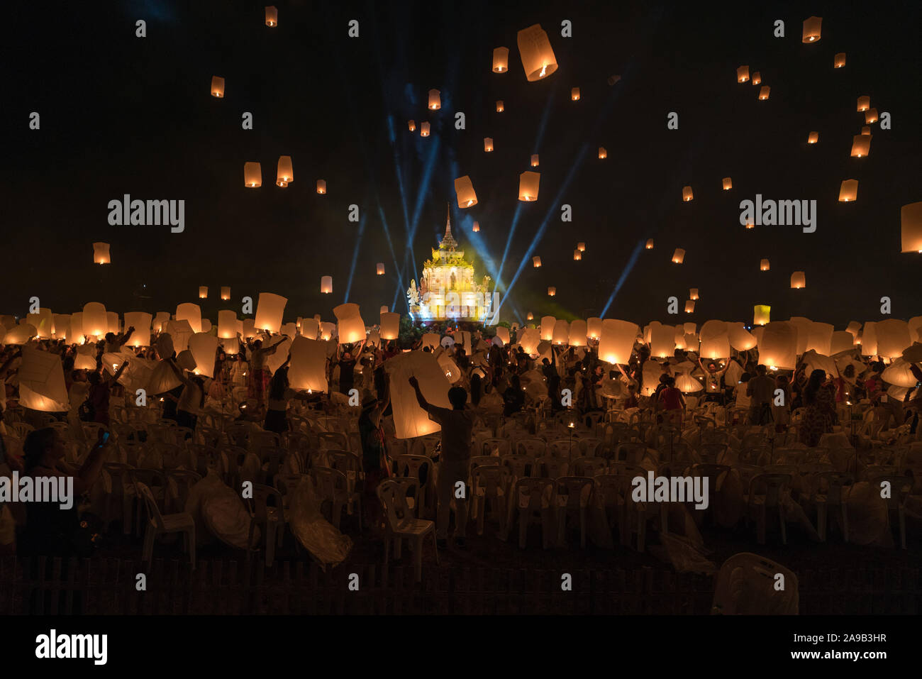 Chiang Mai Laternenfest mit Laterne fliegen auf den Himmel und die