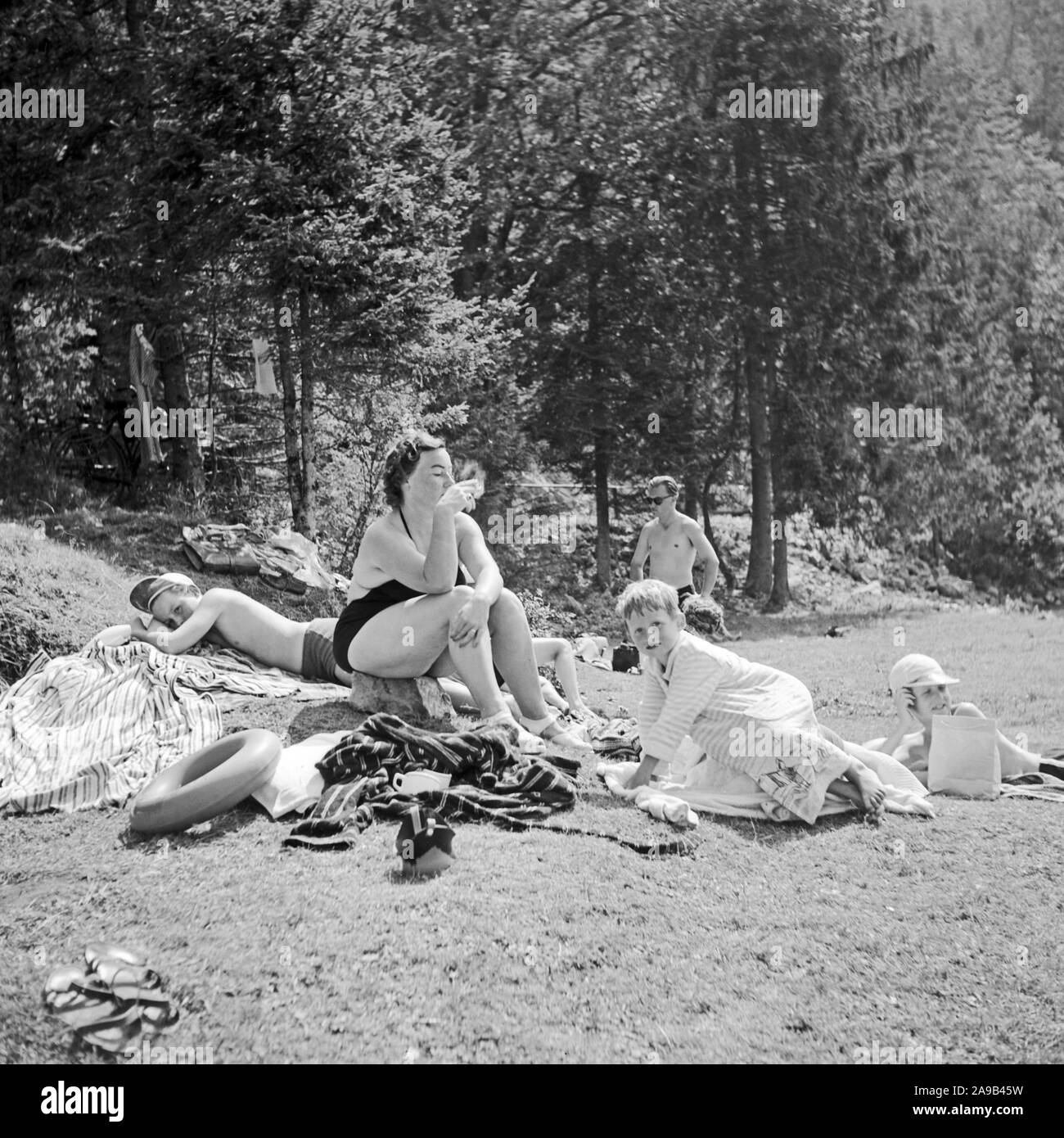 Eine Familie den Tag in Lautersee See in der Nähe von Mittenwald, Deutschland 1955 Stockfoto