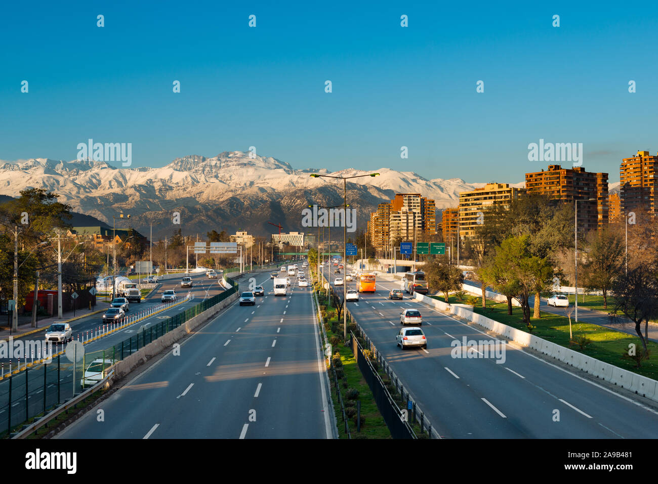 Schnellstraße in Las Condes Bezirk mit Los Andes mountain range in der Rückseite, Santiago de Chile Stockfoto