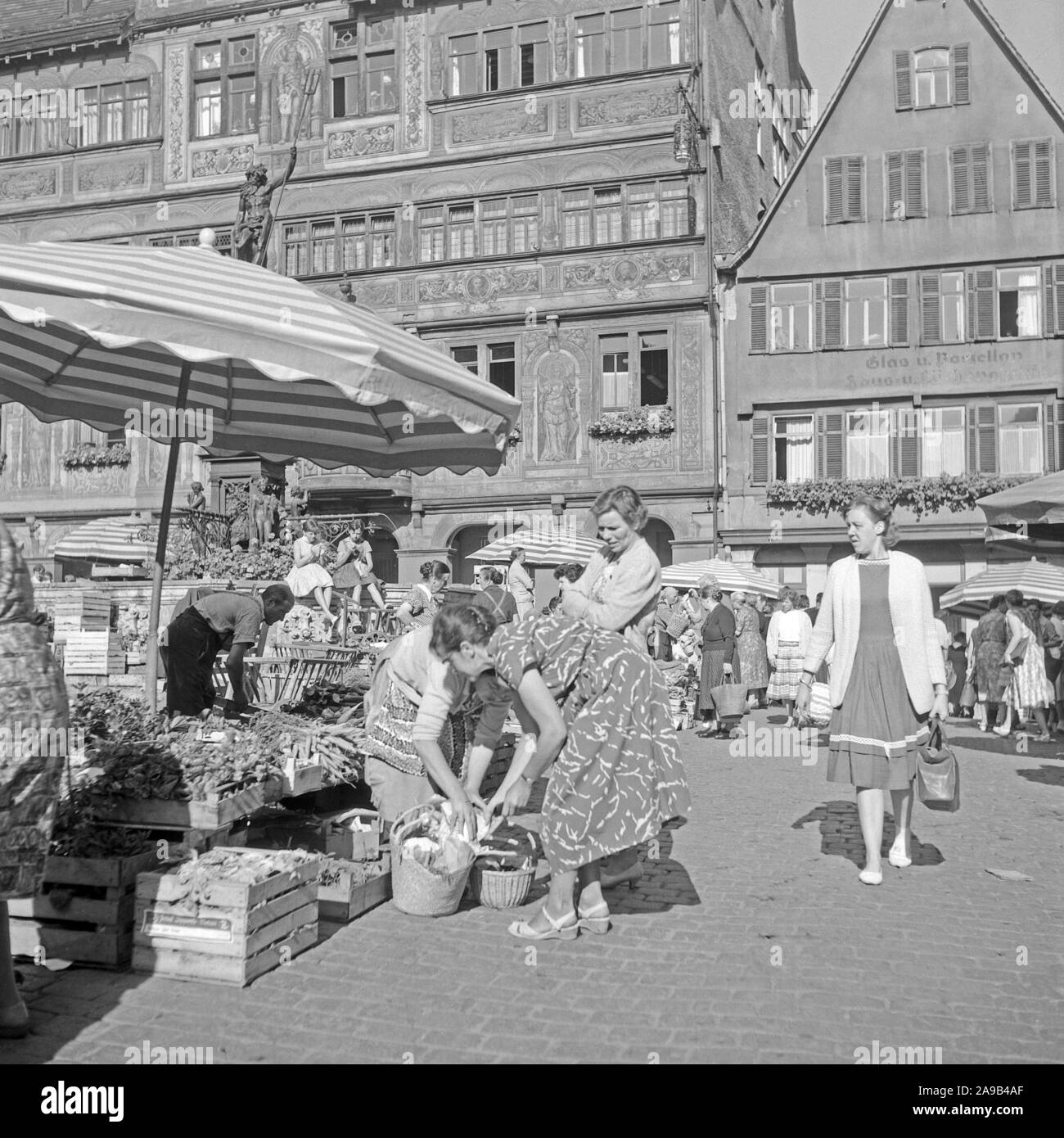 Gemüse stand auf dem Wochenmarkt um den Herkules Brunnen in der Nähe der Heidelberger Rathaus, Deutschland 1956 Stockfoto