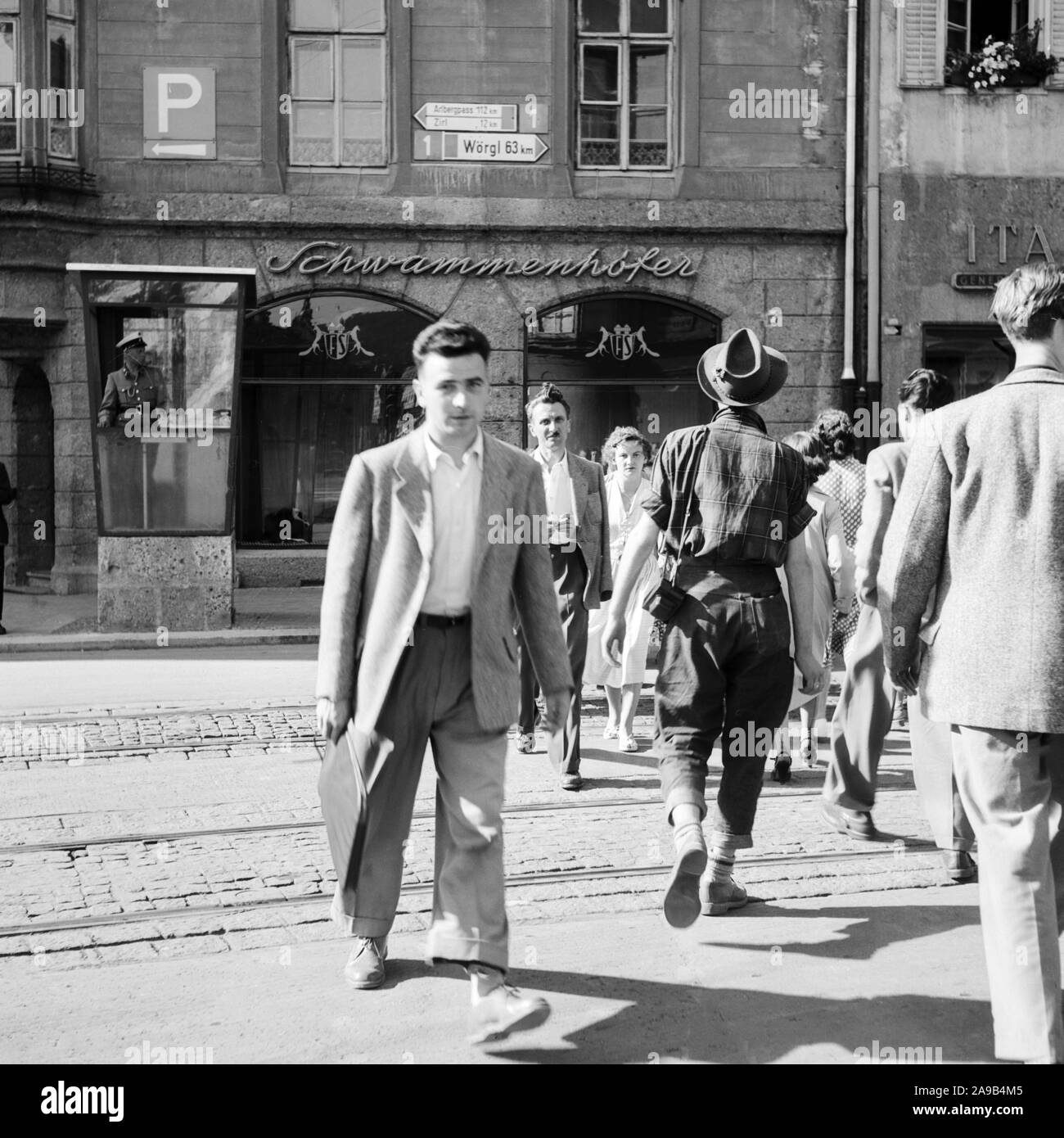 Überqueren der Straße vor Schwammenhoefer's Kürschner Handel in Innsbruck, Österreich 1958 Stockfoto