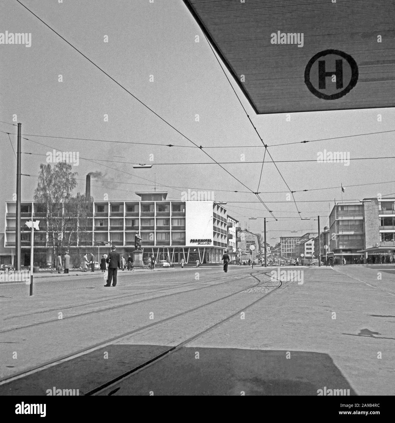 Park Hotel mit Friedrich List Denkmal und Merkur Kaufhaus in Reutlingen, Deutschland 1959 Stockfoto