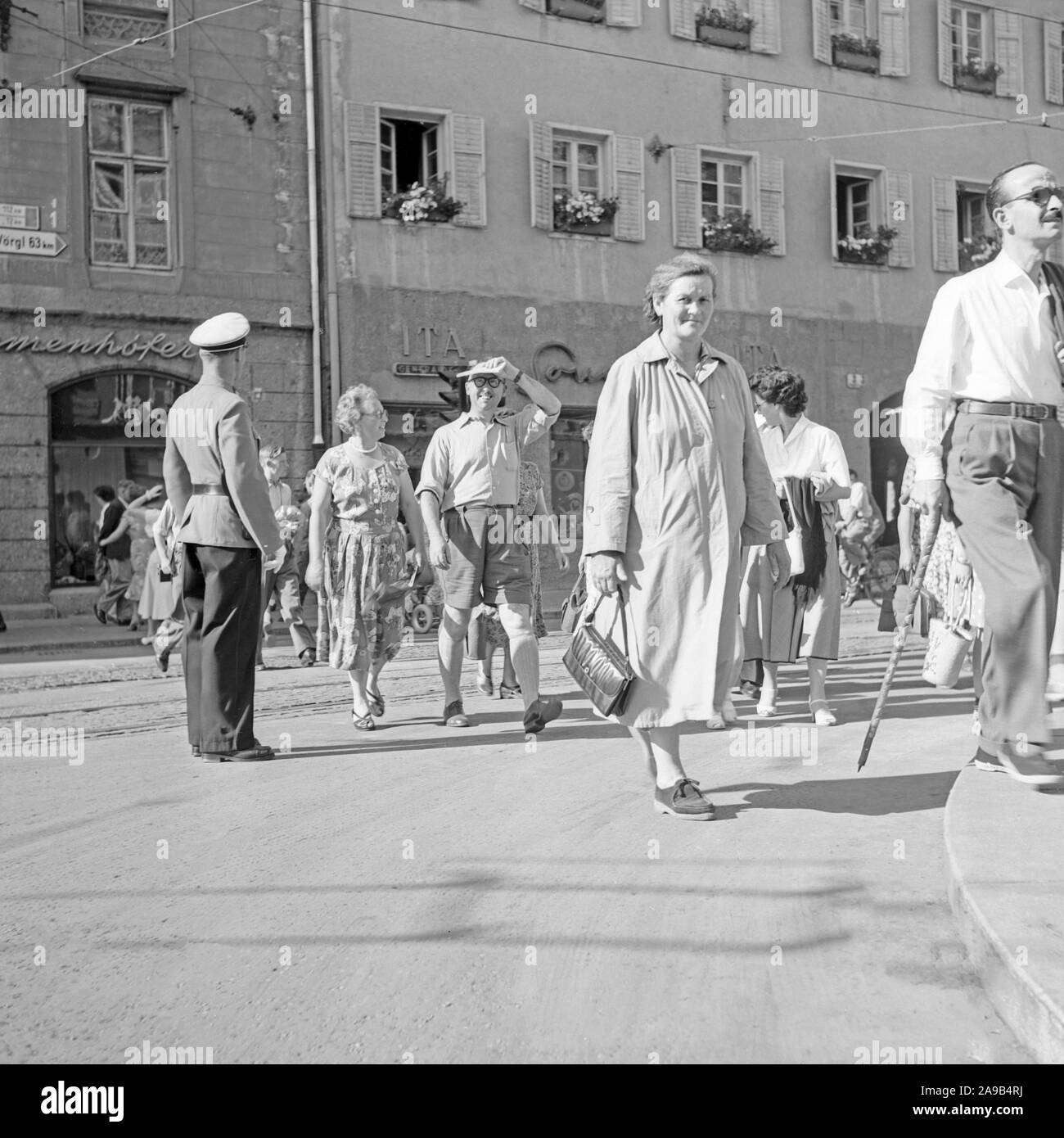 Überqueren der Straße vor Schwammenhoefer's Kürschner Handel in Innsbruck, Österreich 1958 Stockfoto