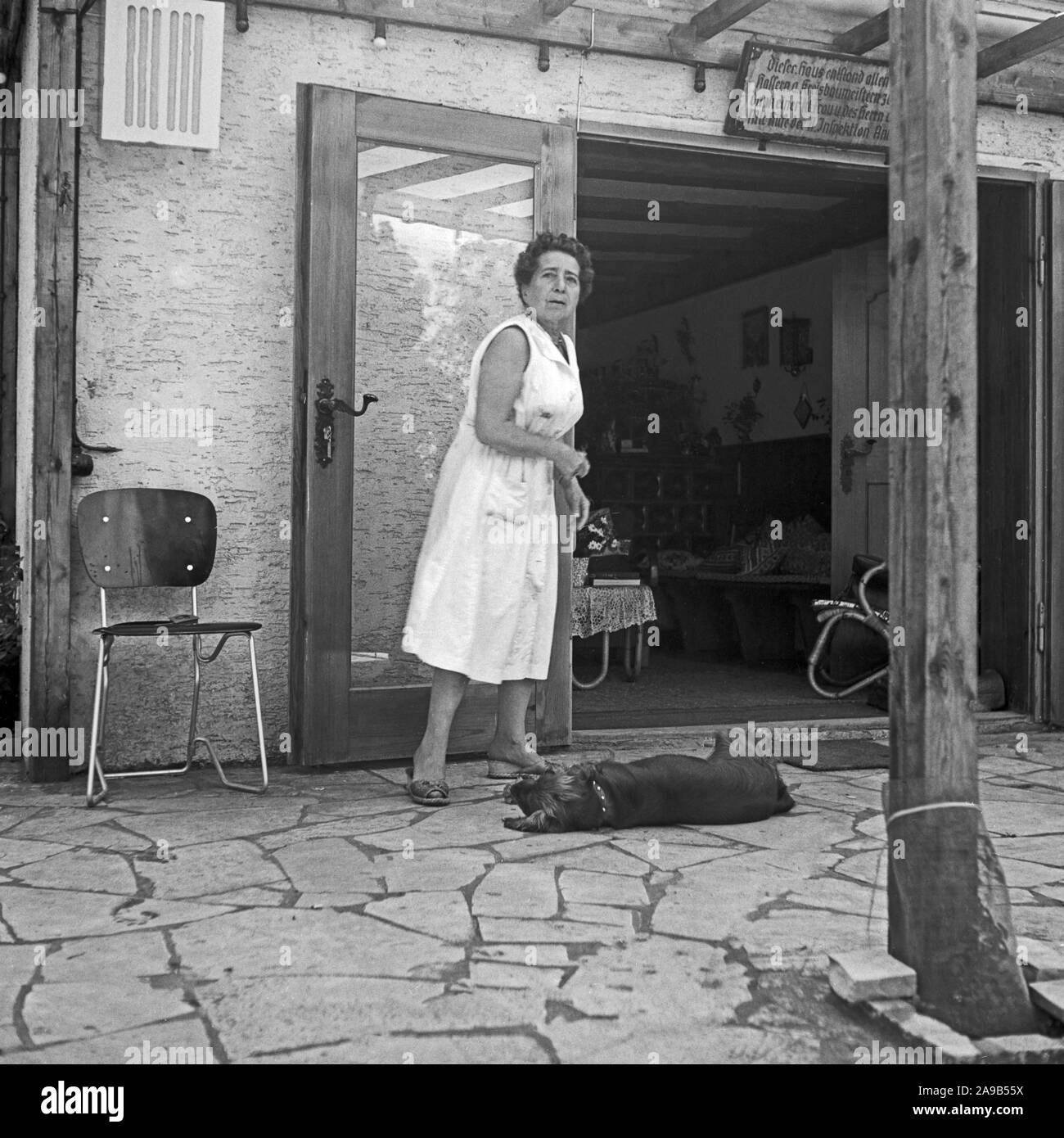 Eine Frau das Tragen einer Schürze auf der Terrasse, Deutschland 1959 Stockfoto