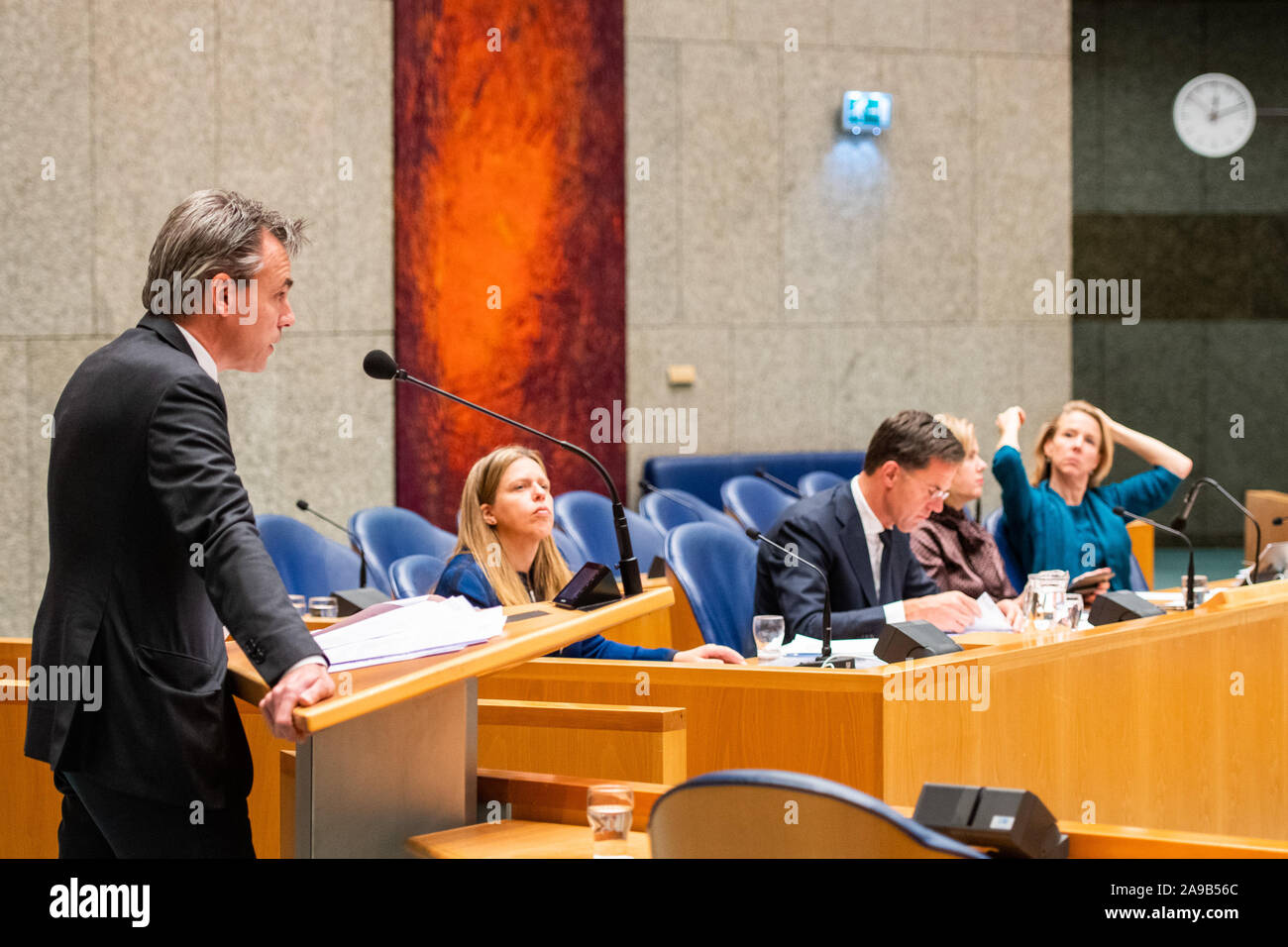 Den Haag, Niederlande. 14 Nov, 2019. DEN HAAG, 14-11-2019, Debatte über stikstofcrisis in den Niederlanden. Die VVD als Mitglied des Parlaments Mark Harbers. Credit: Pro Schüsse/Alamy leben Nachrichten Stockfoto