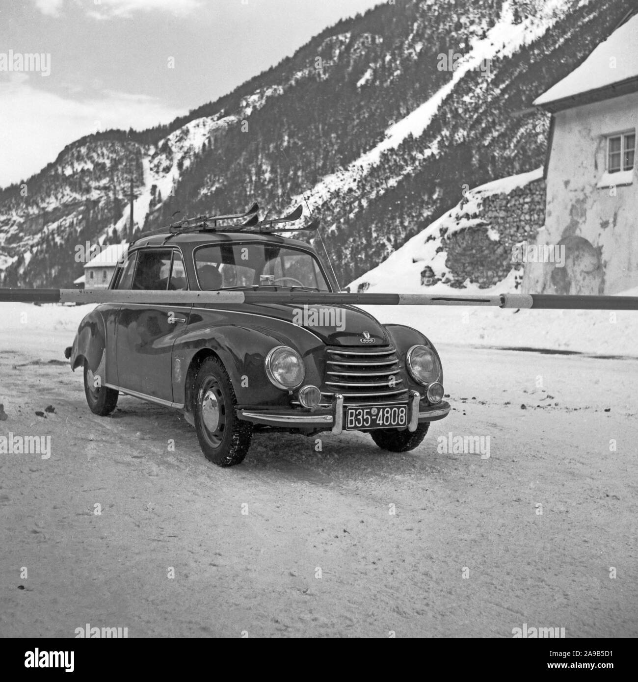 Gehen zu einem Skiurlaub mit einem DKW 1000 Auto, Deutschland 1957 Stockfoto