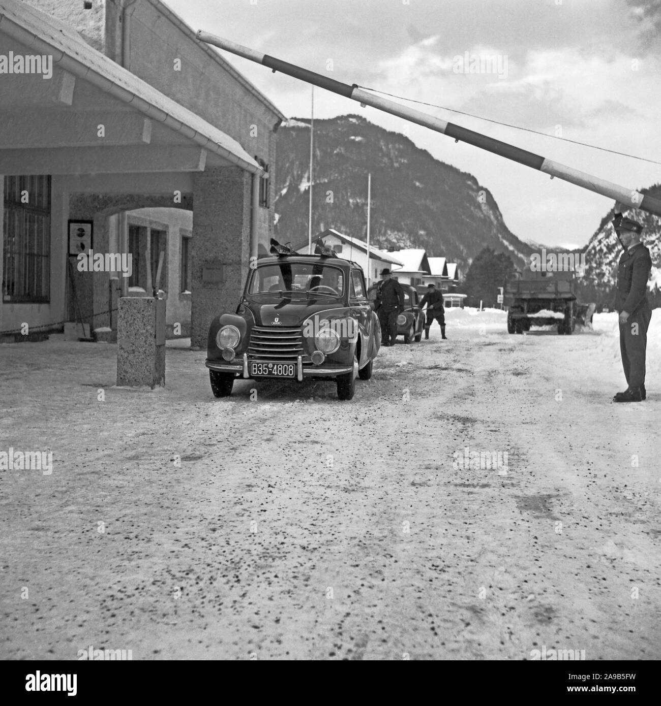 Gehen zu einem Skiurlaub mit einem DKW 1000 Auto, Deutschland 1957 Stockfoto
