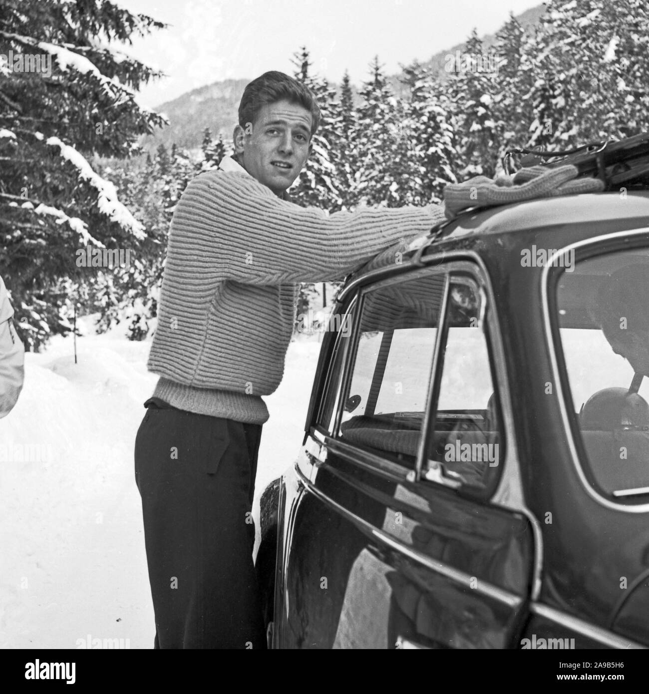 Gehen zu einem Skiurlaub mit einem DKW 1000 Auto, Deutschland 1957 Stockfoto