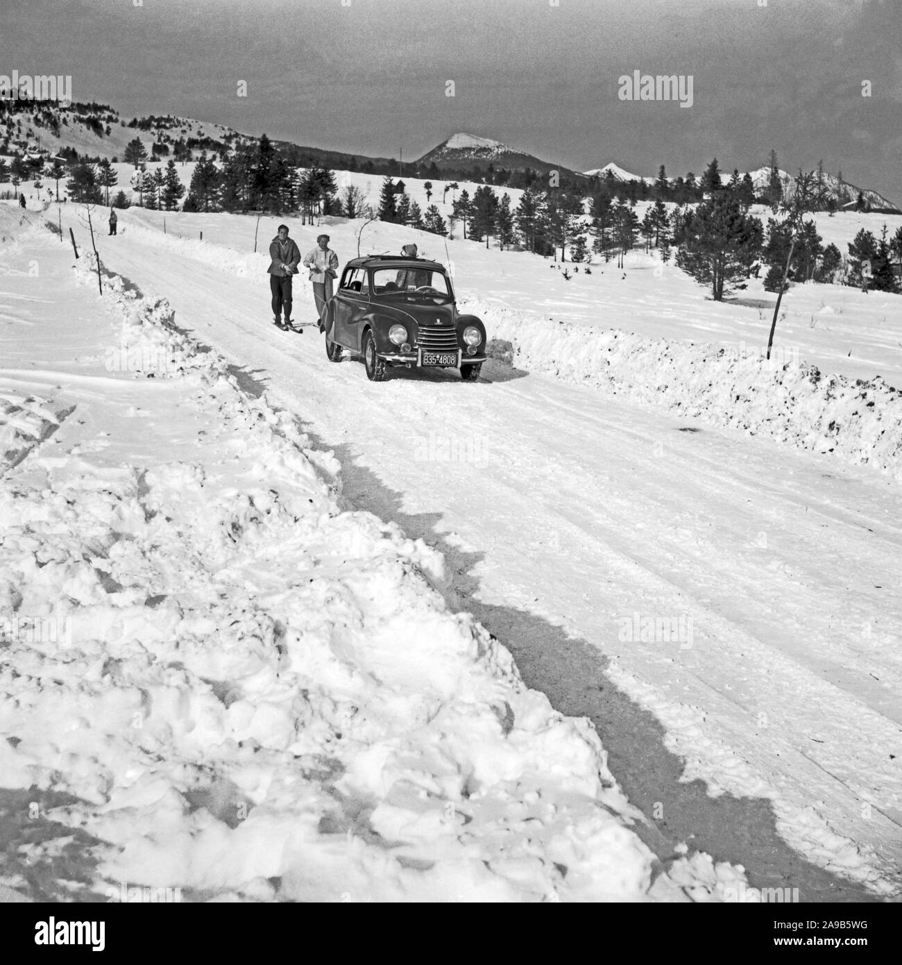 Gehen zu einem Skiurlaub mit einem DKW 1000 Auto, Deutschland 1957 Stockfoto