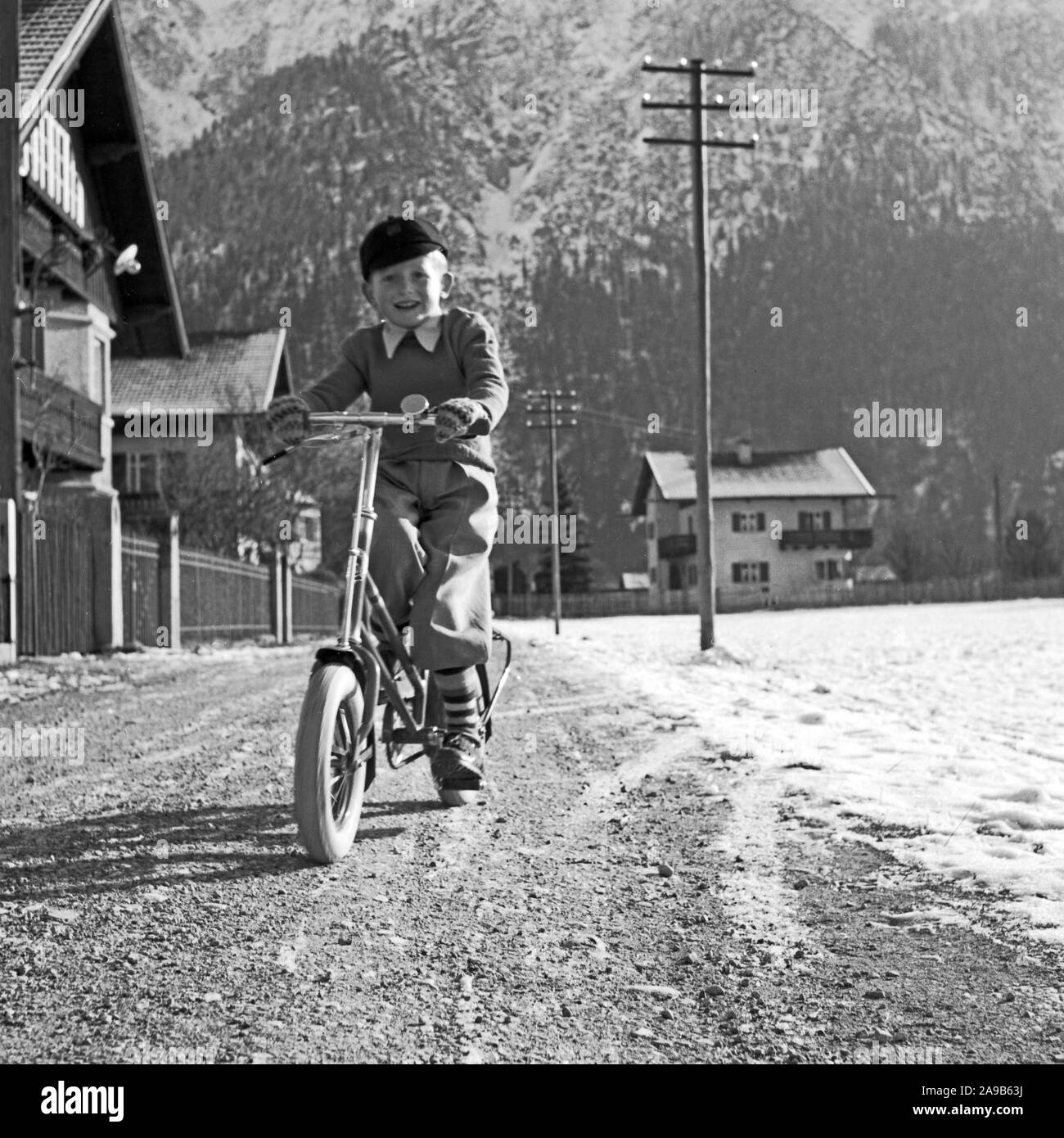 Ein kleiner Junge mit seinem Fahrrad, Deutschland 1956 Stockfoto