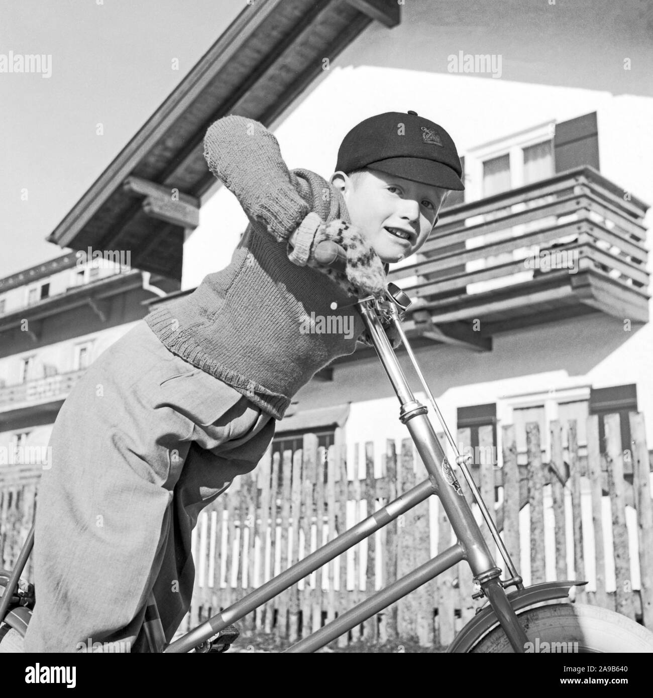 Ein kleiner Junge mit seinem Fahrrad, Deutschland 1956 Stockfoto