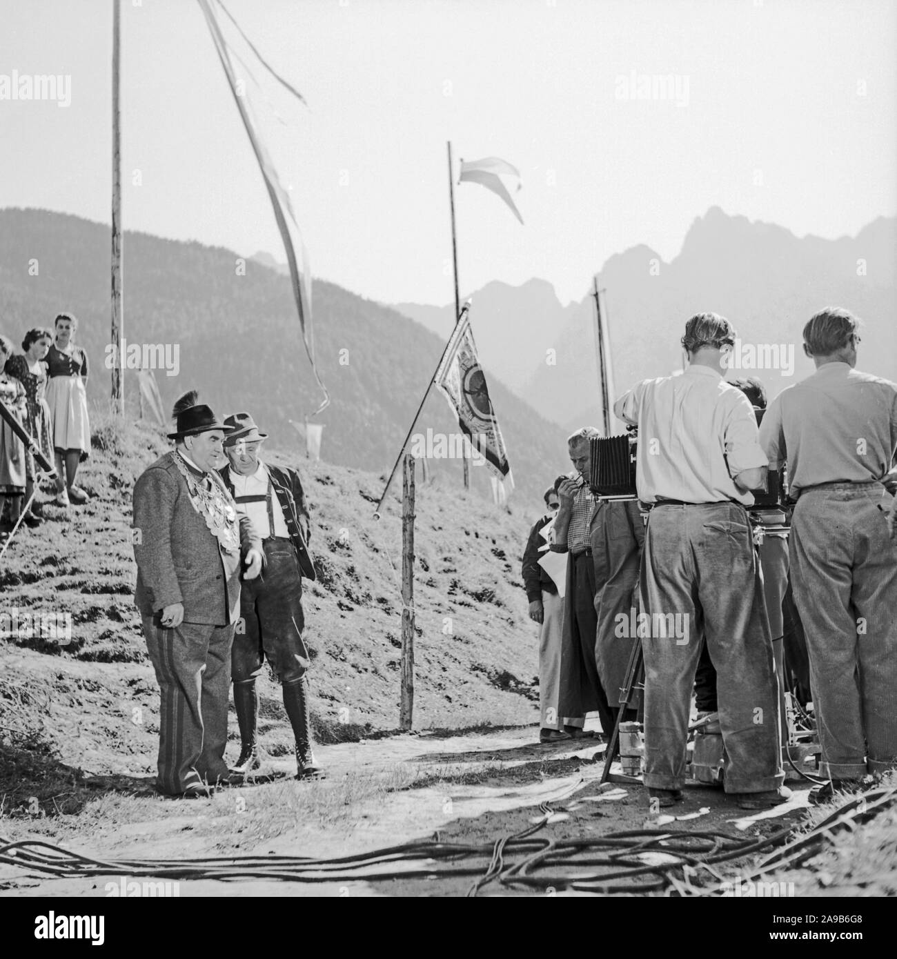 Schützenliesel, Deutschland 1954, Regie: Rudolf Schündler, Schauspieler Joe Stöckel (links) und Paul Hörbiger am Schießstand Stockfoto