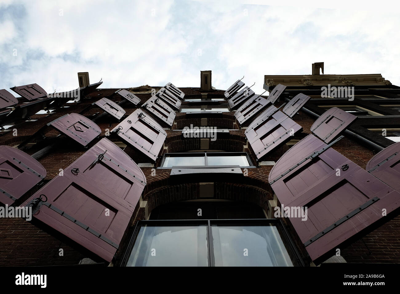 Amsterdam: ein Blick in den Himmel und Sie öffnen ein Tausend Fenster, das Leben, kommt Sie zu treffen. Stockfoto