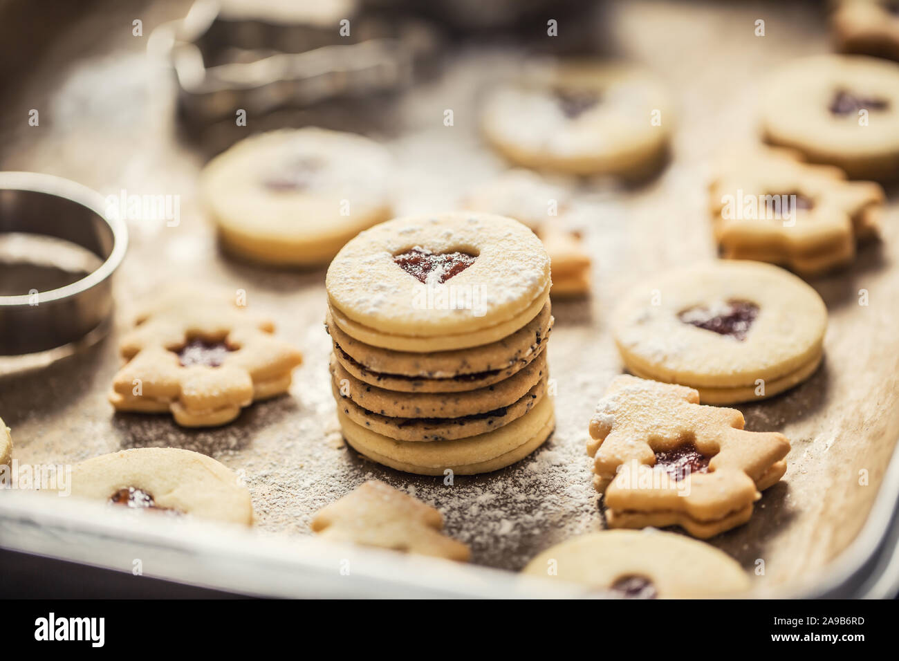 Weihnachten linzer Süßigkeiten und Plätzchen marmelade Zucker Pulver in gebackenen Pan. Stockfoto