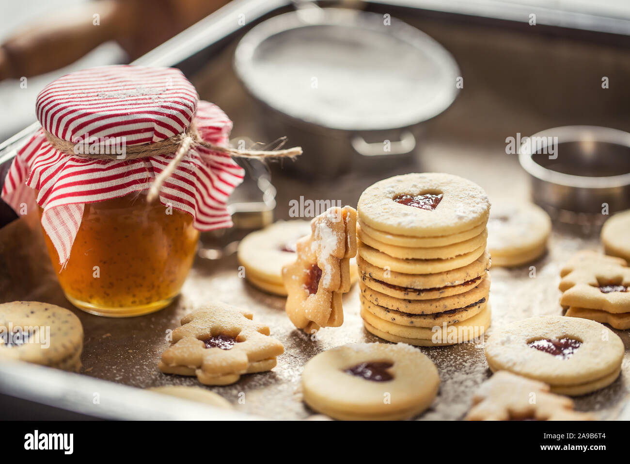 Weihnachten linzer Süßigkeiten und Plätzchen marmelade Zucker Pulver in gebackenen Pan. Stockfoto