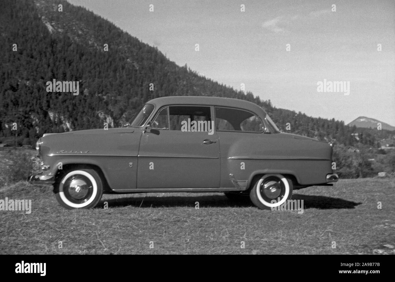 Einen Opel Typ Rekord parken, Deutschland 1950. Stockfoto