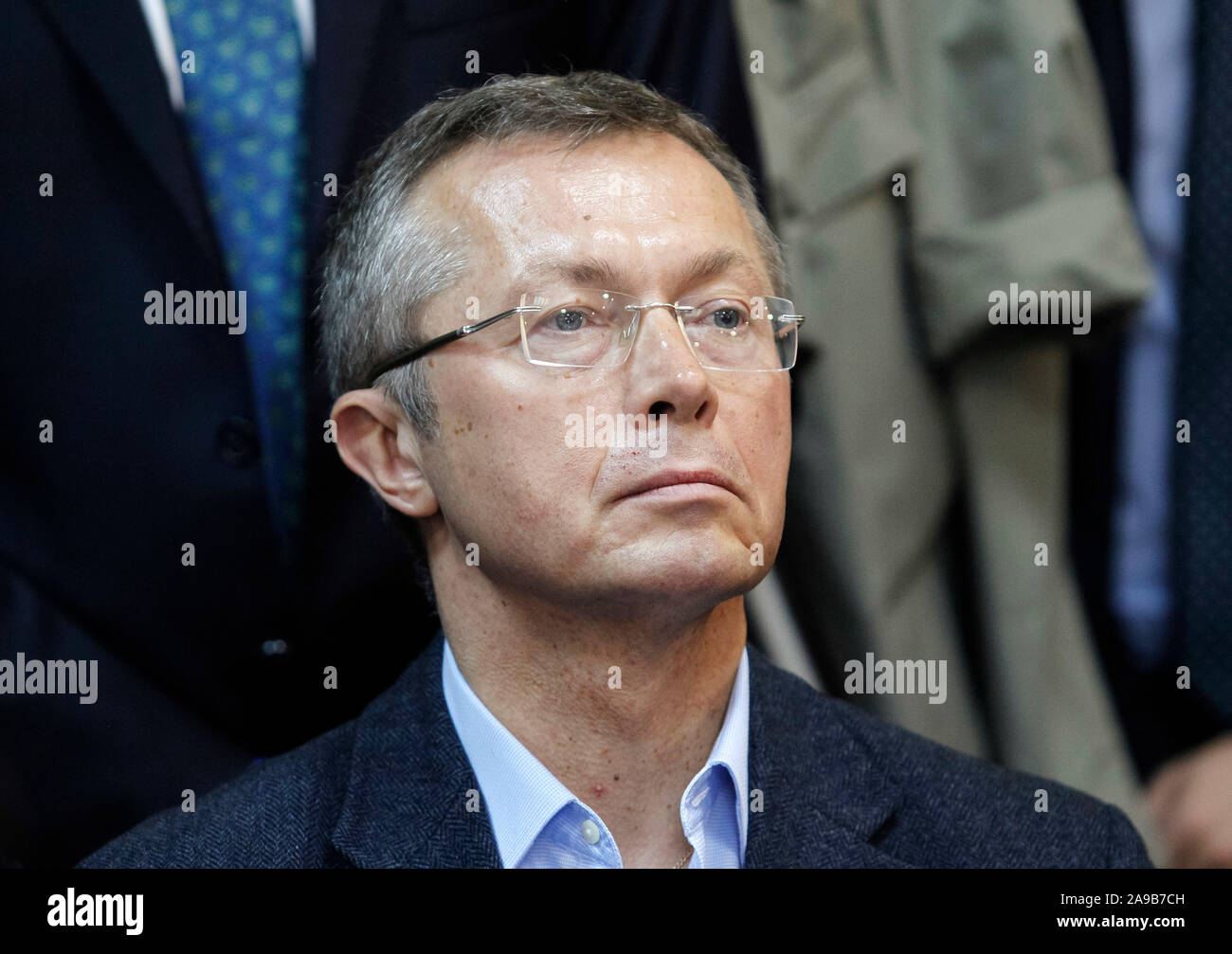 Kiew, Ukraine. 14 Nov, 2019. Oleksandr Pysaruk der Vorsitzende des ukrainischen Raiffeisen Bank Aval und ehemaliger erster stellvertretender Vorsitzender der Nationalbank der Ukraine besucht eine Gerichtsverhandlung am hohen Anti-korruptions-Hof in Kiew. Die Nationalen Anti-Korruptions-Büro (NABU) und dem Büro des spezialisierten Anti-korruptions-Staatsanwalt verhaftet ehemaliger erster stellvertretender Vorsitzender der Nationalbank der Ukraine Oleksandr Pysaruk und mehr 7 Personen am 11. November 2019, in der veruntreuung von 1,2 Mrd. UAH vermutet, angeblich durch die Medien. Credit: SOPA Images Limited/Alamy leben Nachrichten Stockfoto