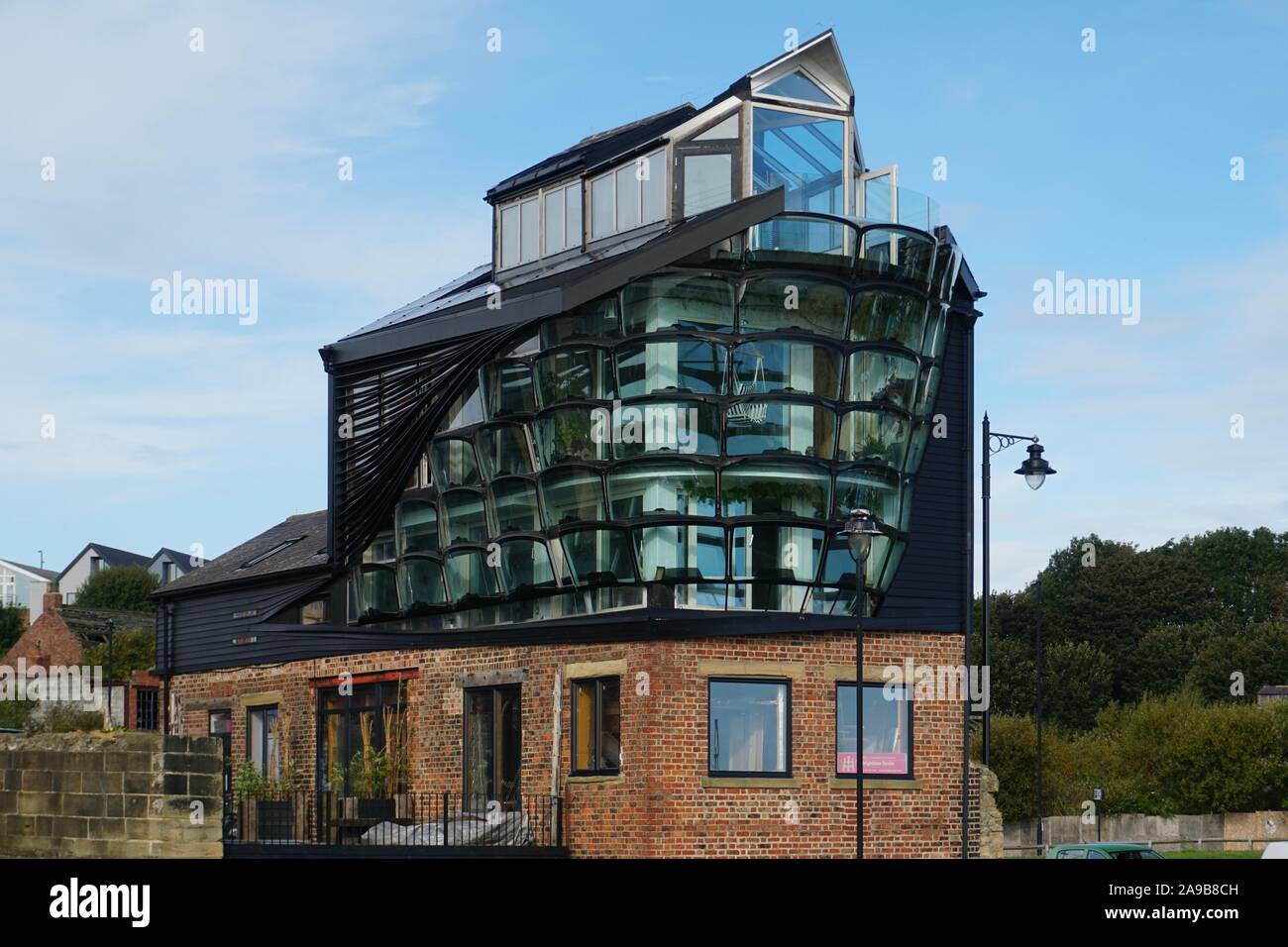 Eine ehemalige Räucherei in North Shields, England, geändert worden war, geändert worden ist und macht Gebrauch von Windschutzscheiben von Vans den Eindruck eines Schiffes zu erstellen. Stockfoto