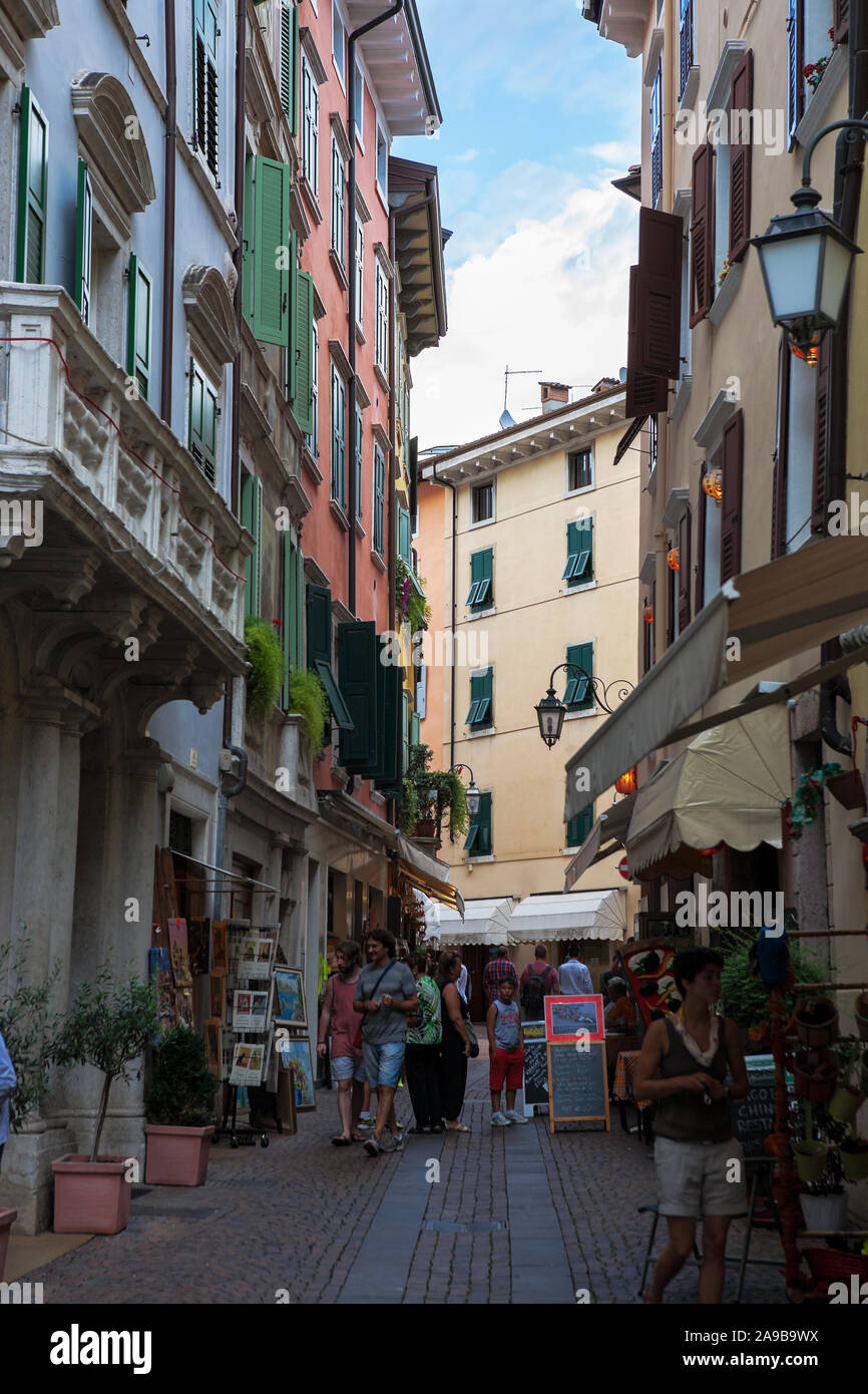 Eine belebte Fußgängerzone in der Altstadt: die Via Fiume, Riva del Garda, Trentino, Italien Stockfoto