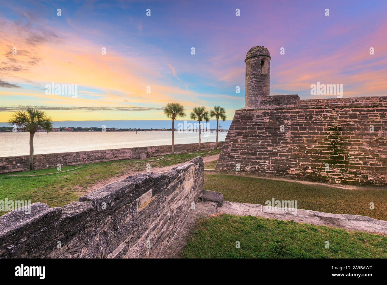St. Augustine, Florida im Castillo de San Marcos National Monument in der Abenddämmerung. Stockfoto