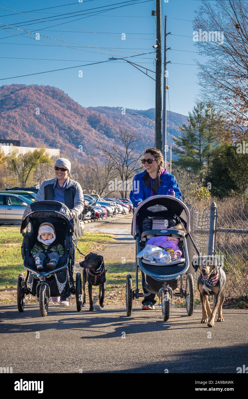 Von Autoteilen: Junger Mann verwendet, um die Handtücher zu trocknen, das Fahrzeug in einer Autowaschanlage. Stockfoto