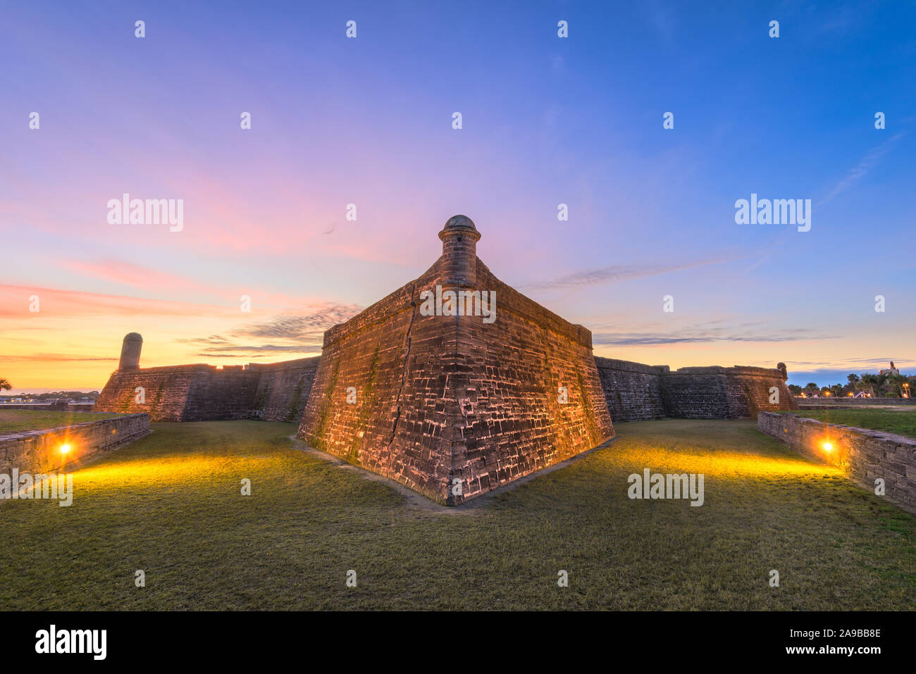 St. Augustine, Florida im Castillo de San Marcos National Monument in der Abenddämmerung. Stockfoto