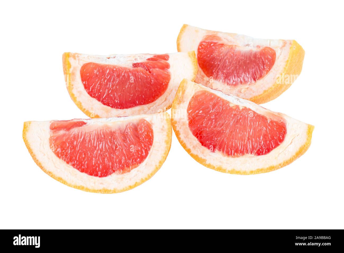 In der Nähe von vier Scheiben einer reifen rosa Grapefruit (Citrus paradisi), isoliert auf weißem Hintergrund. Stockfoto