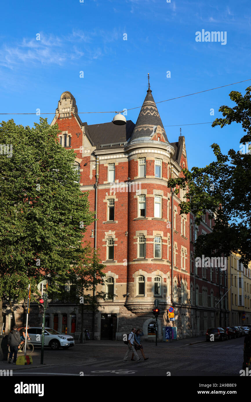 Falken - vom Architekten Karl Hård af Segerstadt entworfenes Wohngebäude an der Ecke Albertinkatu und Bulevardi in Helsinki, Finnland Stockfoto