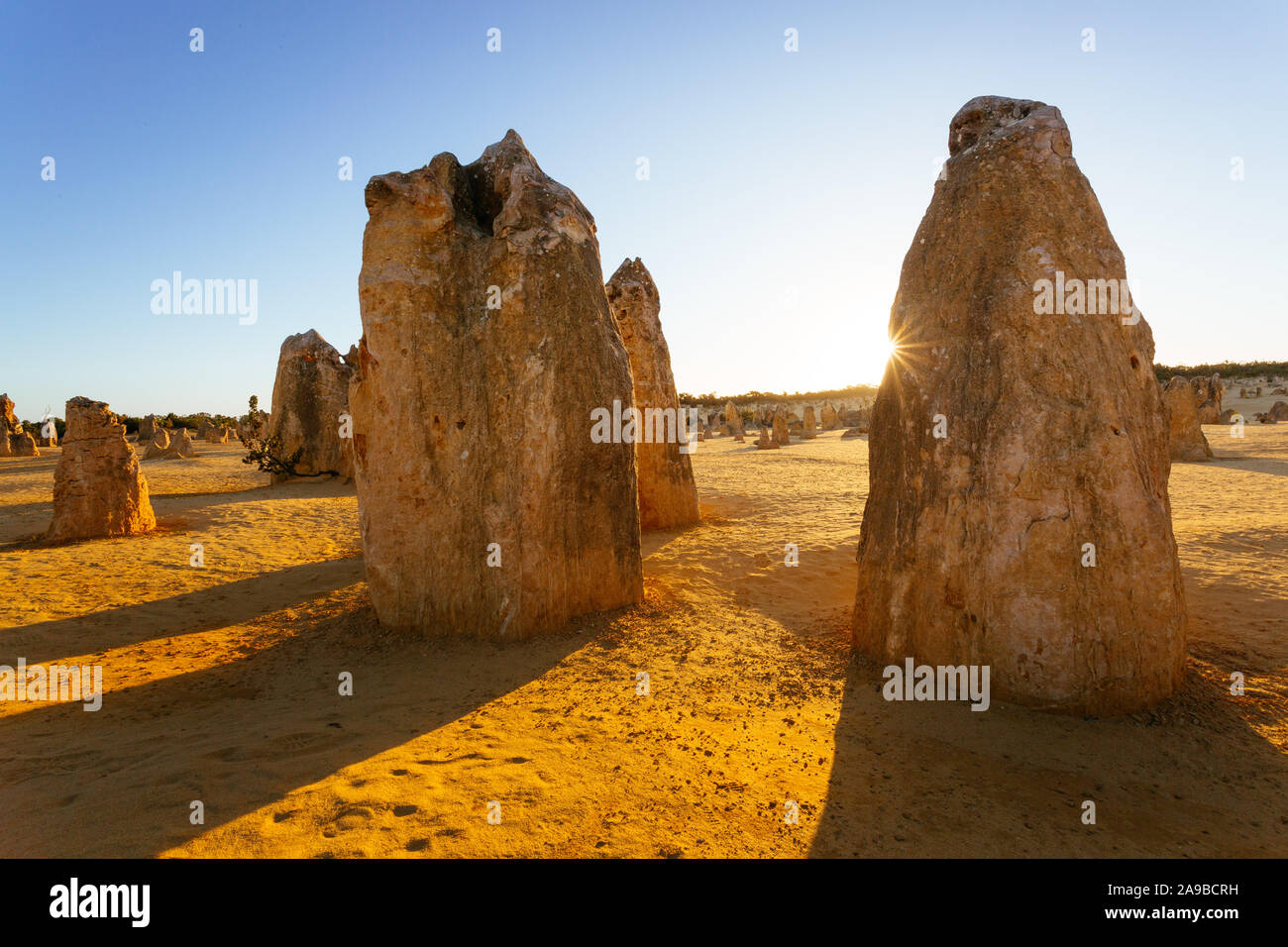 Der Pinnacle Wüste bei Sonnenuntergang, kalksteinformationen an Nambung Nationalpark, Cervantes, Western Australia Stockfoto