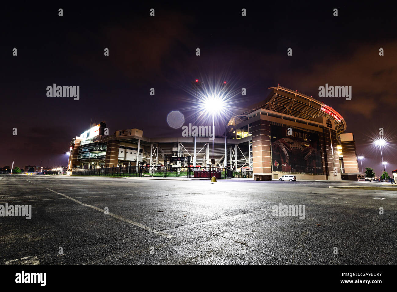 Die Universitat Von Louisville Papa John S Cardinal Stadion Wurde Kurzlich Renoviert Um Eine Kapazitat Von 55 000 Fur Ihre Fussballmannschaft Zu Erreichen Stockfotografie Alamy