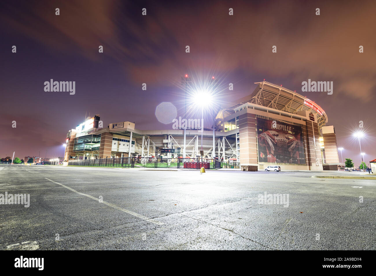 Die Universität von Louisville Papa John's Cardinal-Stadion wurde kürzlich renoviert, um eine Kapazität von 55.000 für ihre Fußballmannschaft zu erreichen. Stockfoto