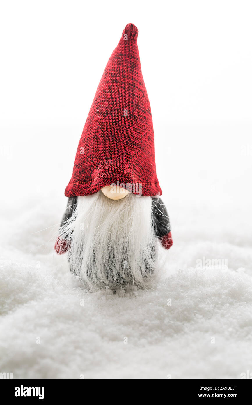 Traditionelle imp im Schnee auf weißem Hintergrund. Weihnachten Symbol Stockfoto