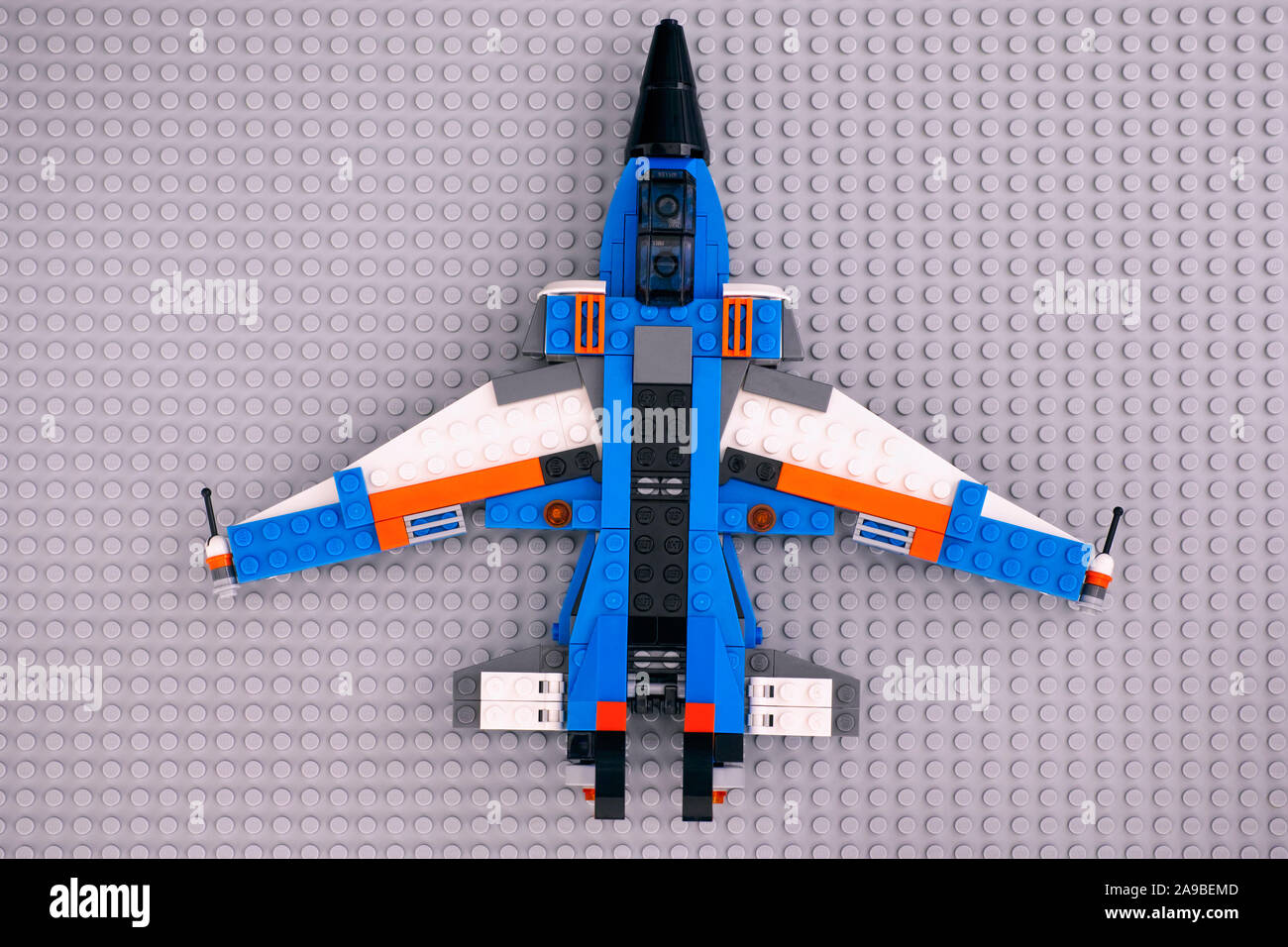 Tambow, Russische Föderation - Oktober 24, 2019 Lego Creator Donner Flügel Flugzeug auf grau Lego Grundplatte. Ansicht von oben. Stockfoto