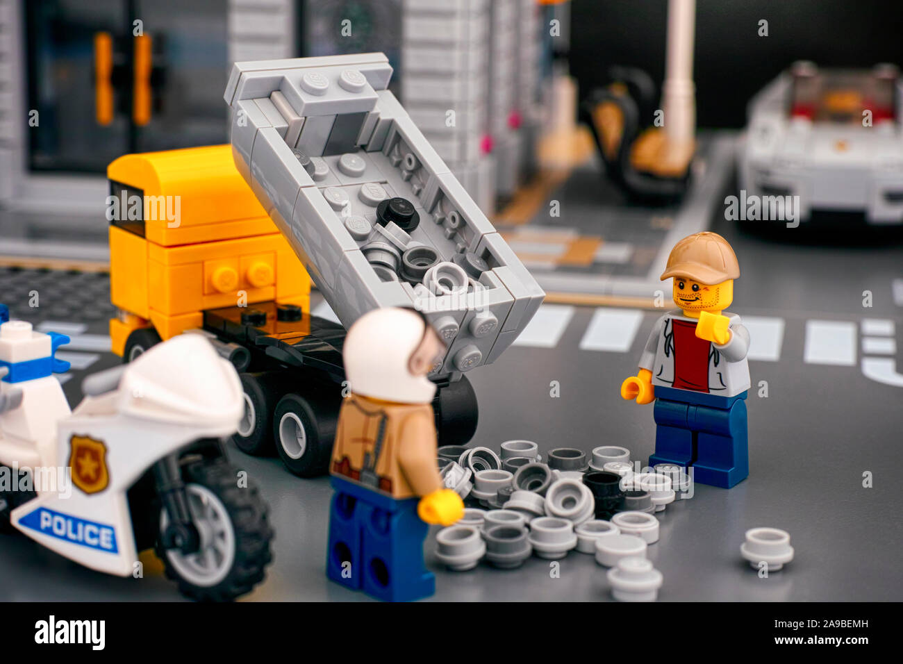 Tambow, Russische Föderation - Oktober 21, 2019 Lego Dump Truck aus dumping  Last auf Straße durch Unfall. Polizei untersuchen Stockfotografie - Alamy