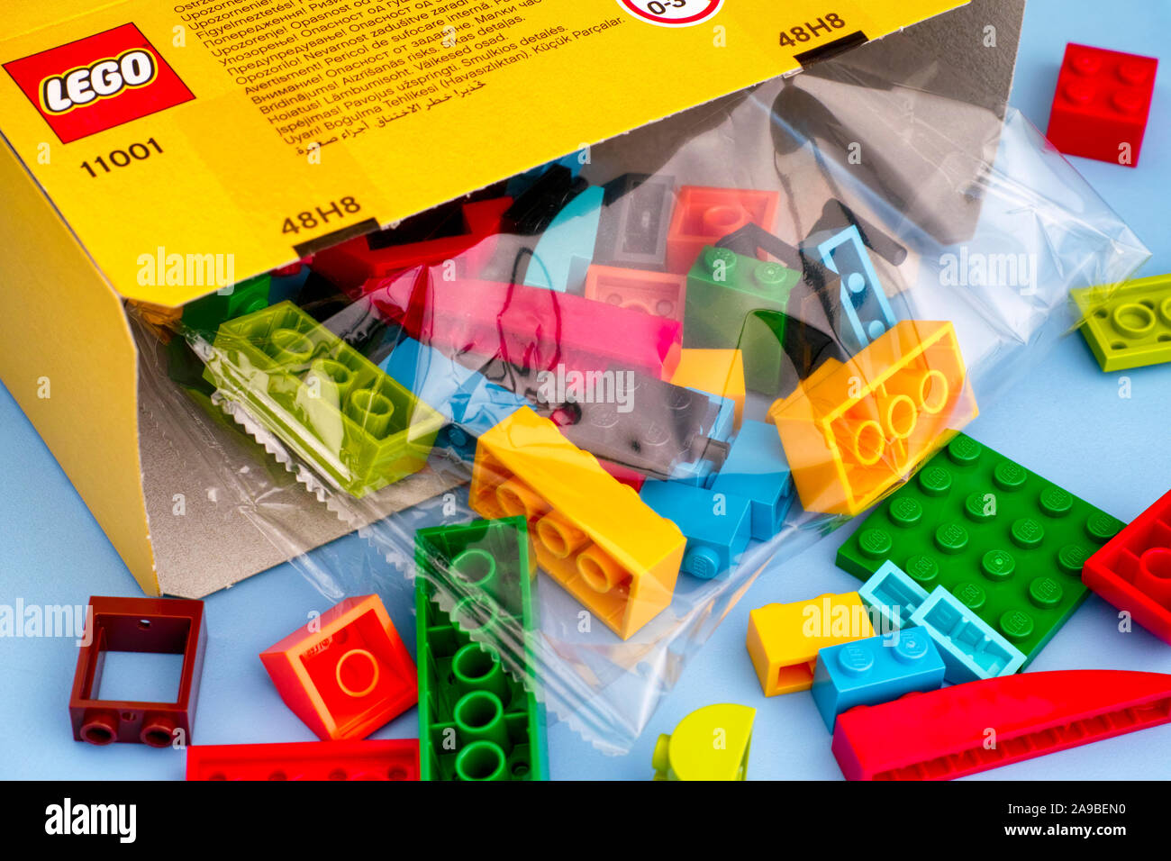 Tambow, Russland - 07 September, 2019 Lego Bausteine und Backsteine aus der LEGO Box auf blauem Hintergrund. Close-up. Stockfoto