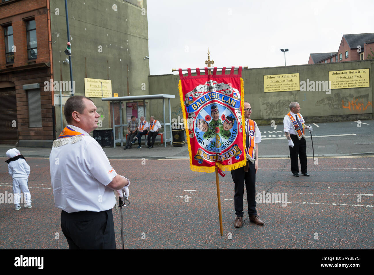 12.07.2019, Belfast, Nordirland, Vereinigtes Königreich - Unterbrechung bei der Parade auf Orangemens Tag, evangelischen, politisch aufgeladen und jährliche Holid Stockfoto