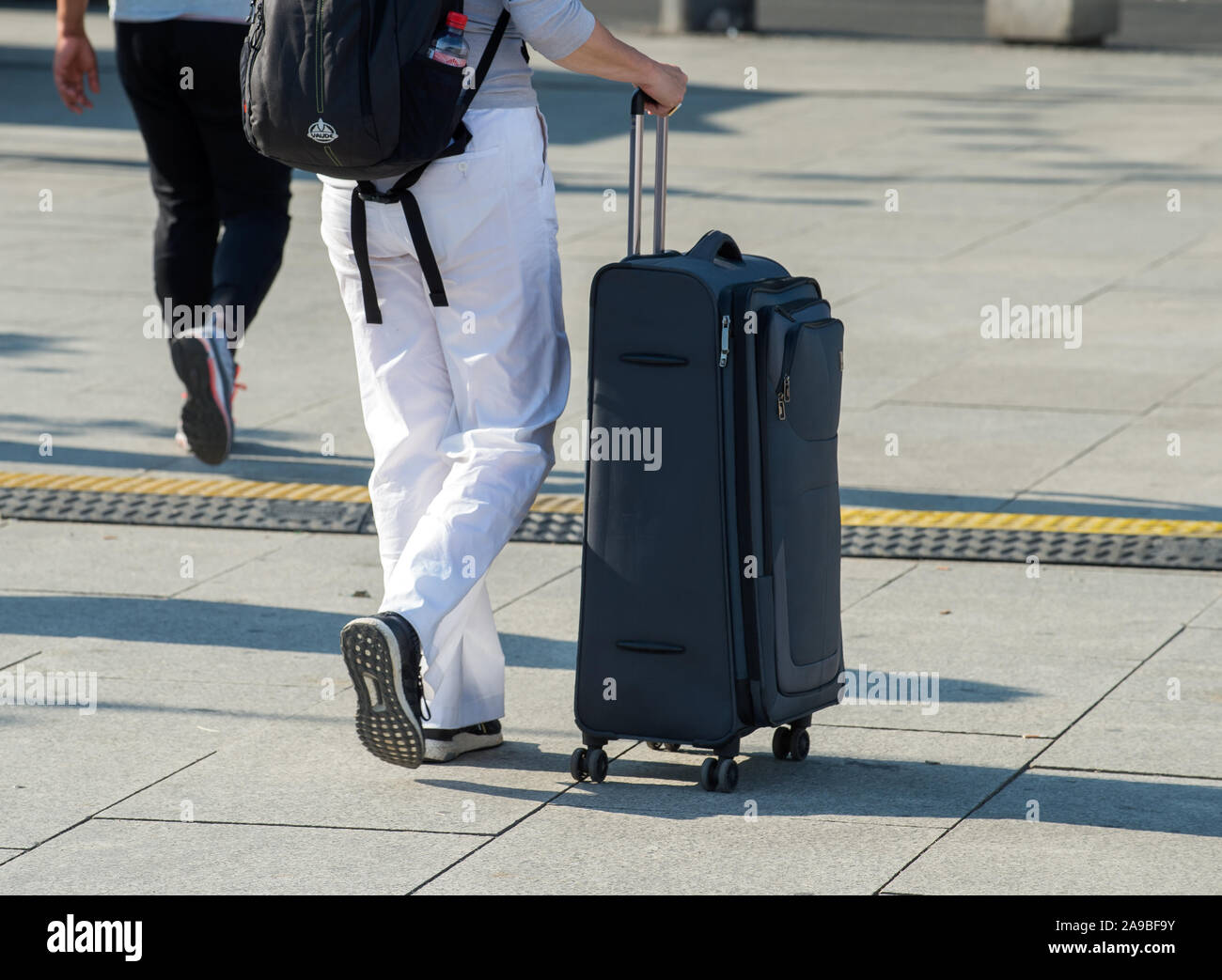 17.08.2018, Berlin, Deutschland - Touristische mit rollenden Koffer. 0 CE 180817 D005 CAROEX.JPG [MODEL RELEASE: NEIN PROPERTY RELEASE: NICHT ANWENDBAR (c) caro Ich Stockfoto