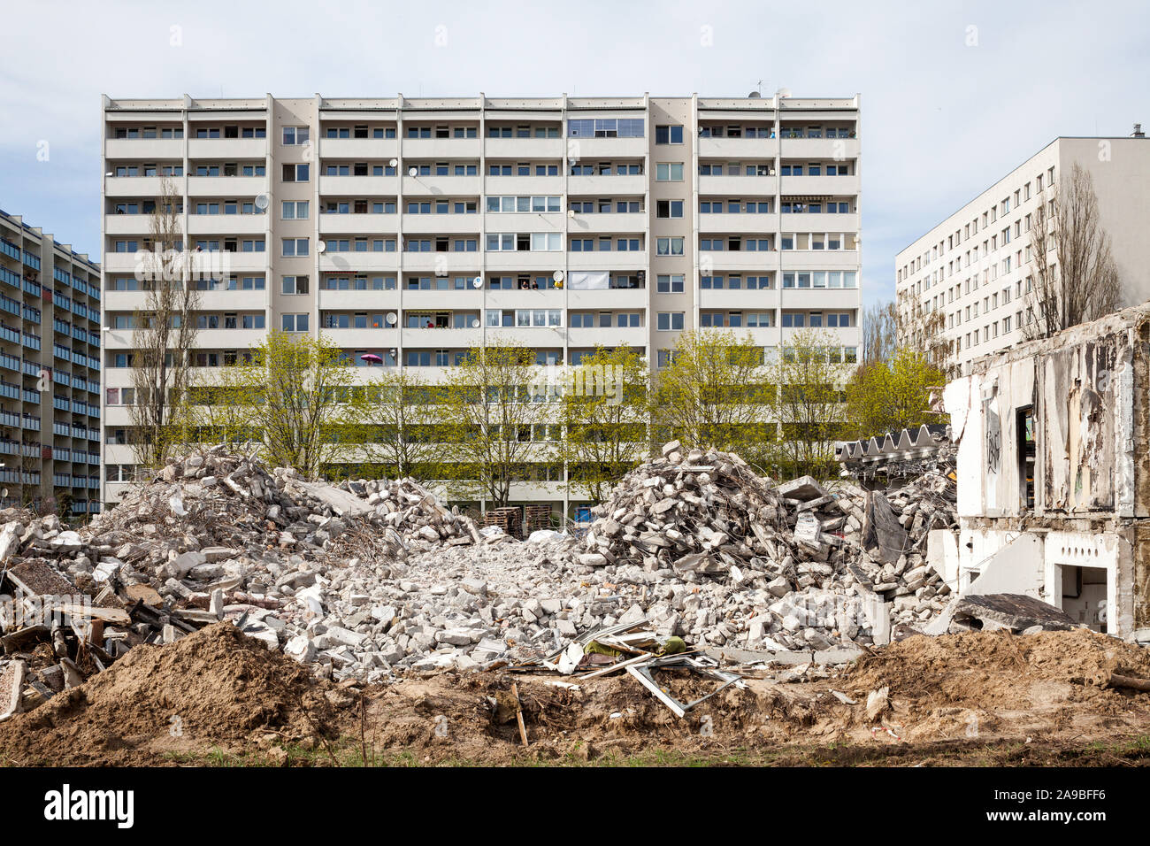 15.04.2018, Berlin, Berlin, Deutschland - Abriss von Plattenbauten Am Seegraben in Berlin-Altglienicke. 00 P 180415 D 209 CAROEX.JPG [MODELL RELEA Stockfoto