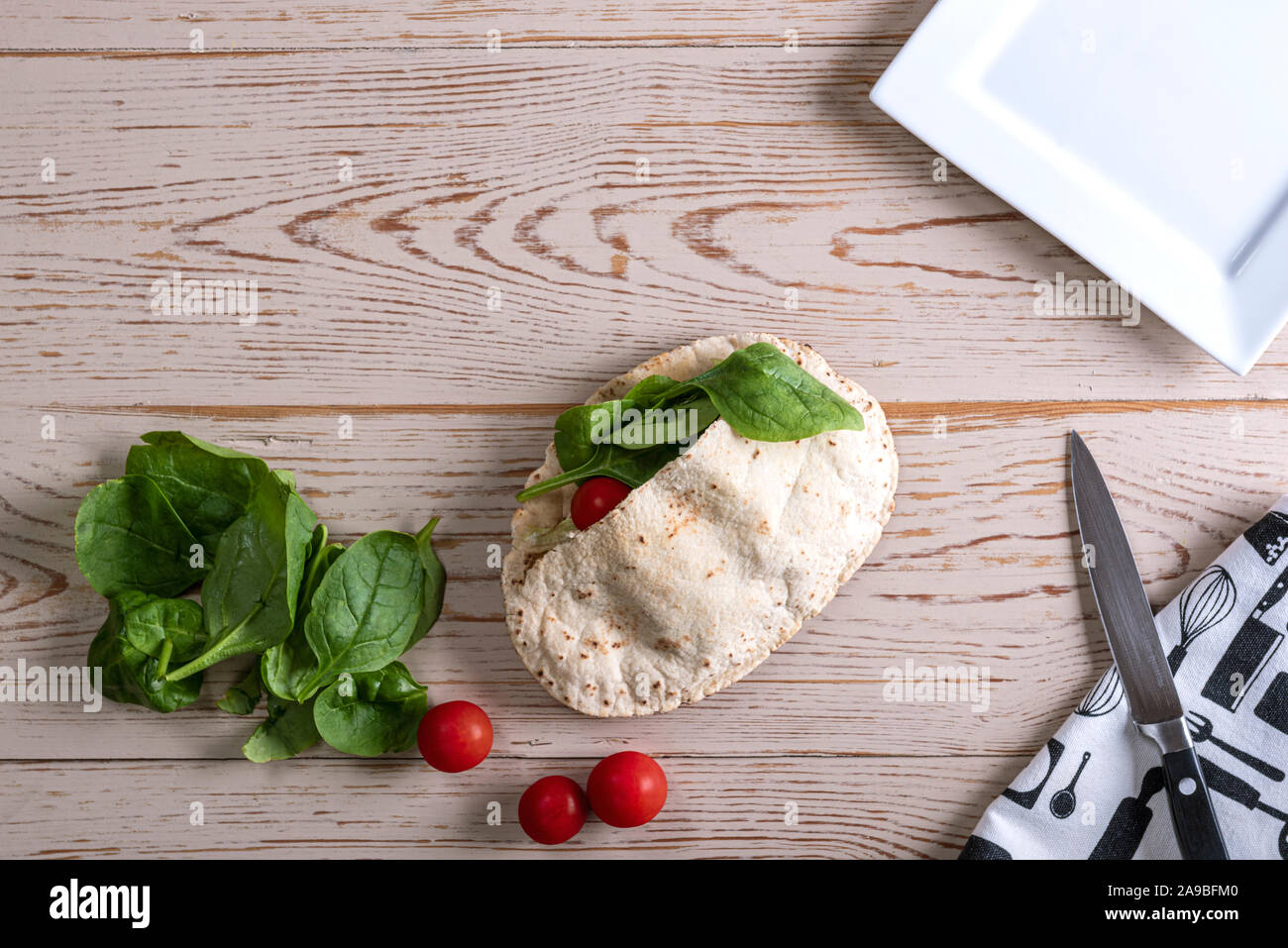 Flach auf Pitta Brot und Salat. Vegetarisches Mittagessen Snack. Stockfoto