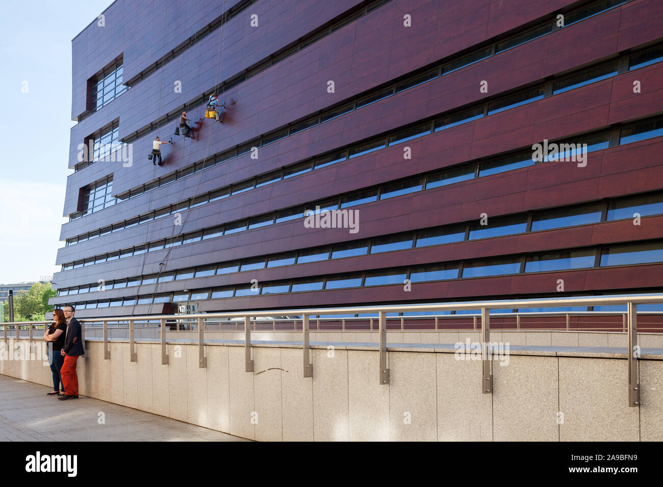28.04.2018, Breslau, Niederschlesien, Polen - Passanten und Fassade Kletterer an der Nationalen Forum für Musik in Breslau. 00 P 180428 D 256 CAROEX.JPG [MODELL Stockfoto