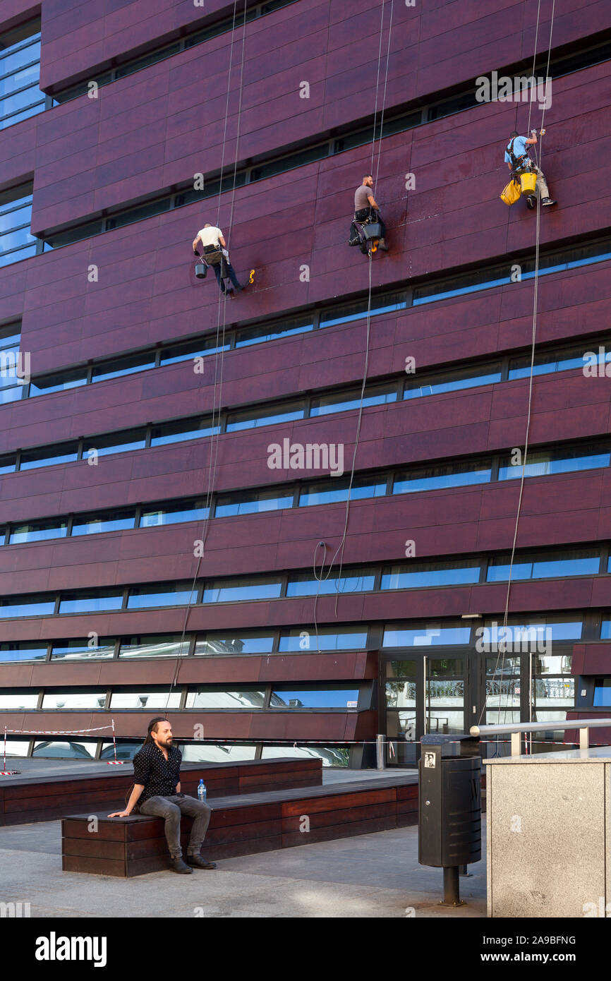 28.04.2018, Breslau, Niederschlesien, Polen - Passanten und Fassade Kletterer an der Nationalen Forum für Musik in Breslau. 00 P 180428 D 257 CAROEX.JPG [Modell R Stockfoto