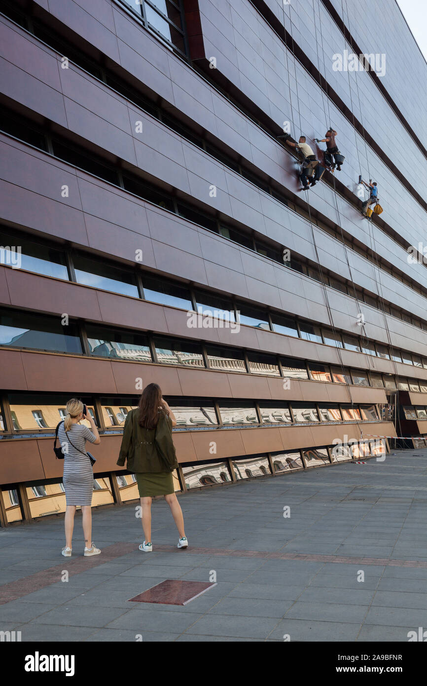 28.04.2018, Breslau, Niederschlesien, Polen - zwei junge Frauen Foto faade Kletterer an der Nationalen Forum für Musik in Breslau. 00 P 180428 D 258 CAROE Stockfoto