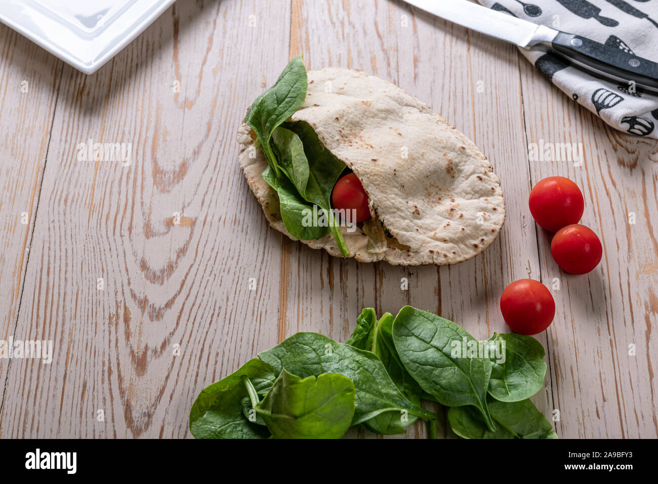 Flach auf Pitta Brot und Salat. Vegetarisches Mittagessen Snack. Stockfoto