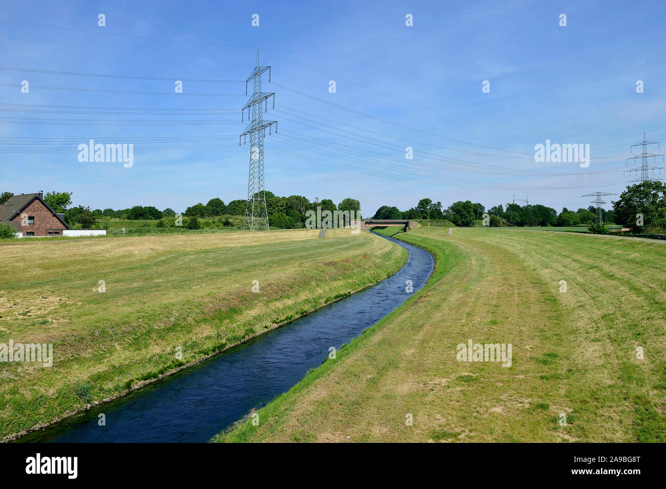 01.06.2019, Dinslaken, Nordrhein-Westfalen, Deutschland - Rheinauen in Dinslaken - Blick von der Emscher, kurz bevor er in den Rhein fliesst. 0 RL 19. Stockfoto