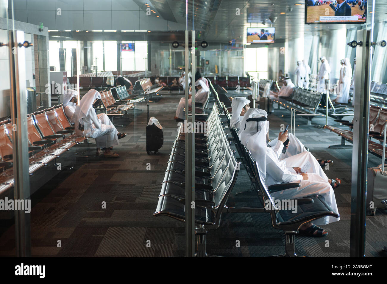 Hamad Reeasi 05.06.2019, Doha, Katar - Passagiere warten auf Abfahrt Hamad ...