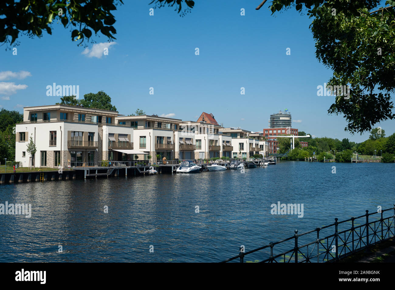 13.06.2019, Berlin, Deutschland - exklusive Luxus Apartments am Ufer des Tegeler Fliess und Tegeler Hafen auf Humboldt Insel in Tegel. 0 SL 190613 D01 Stockfoto